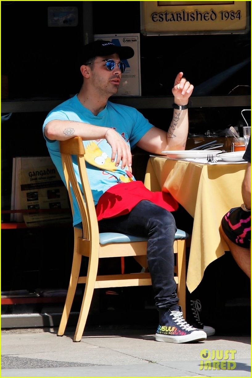 joe jonas gets handsy with sophie turner on lunch outing 30