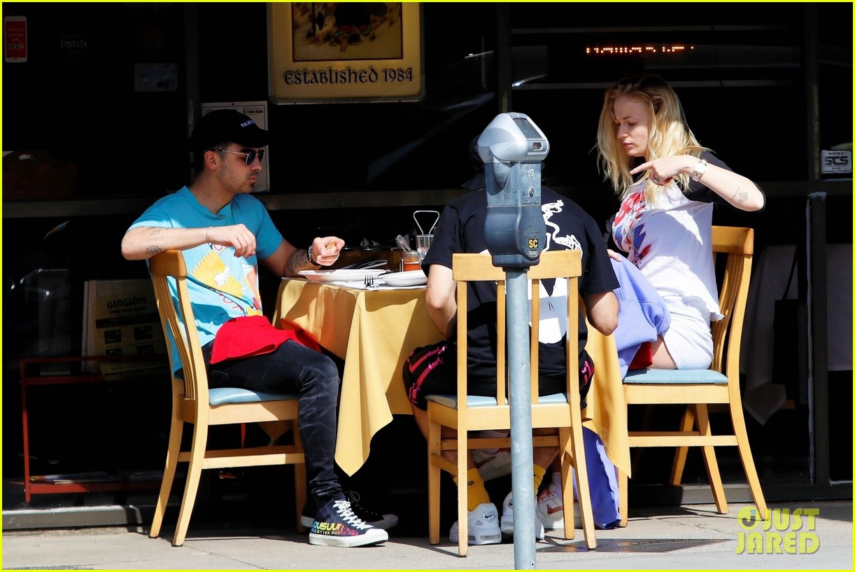 joe jonas gets handsy with sophie turner on lunch outing 31