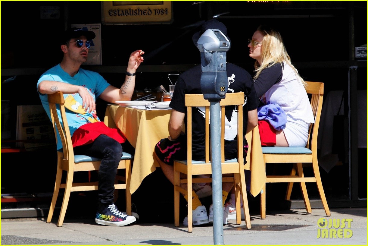 joe jonas gets handsy with sophie turner on lunch outing 32