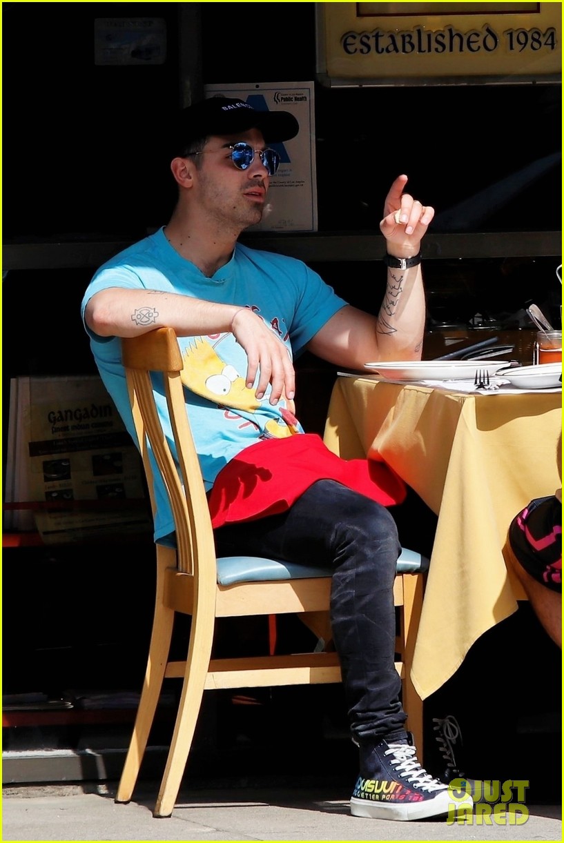 joe jonas gets handsy with sophie turner on lunch outing 33