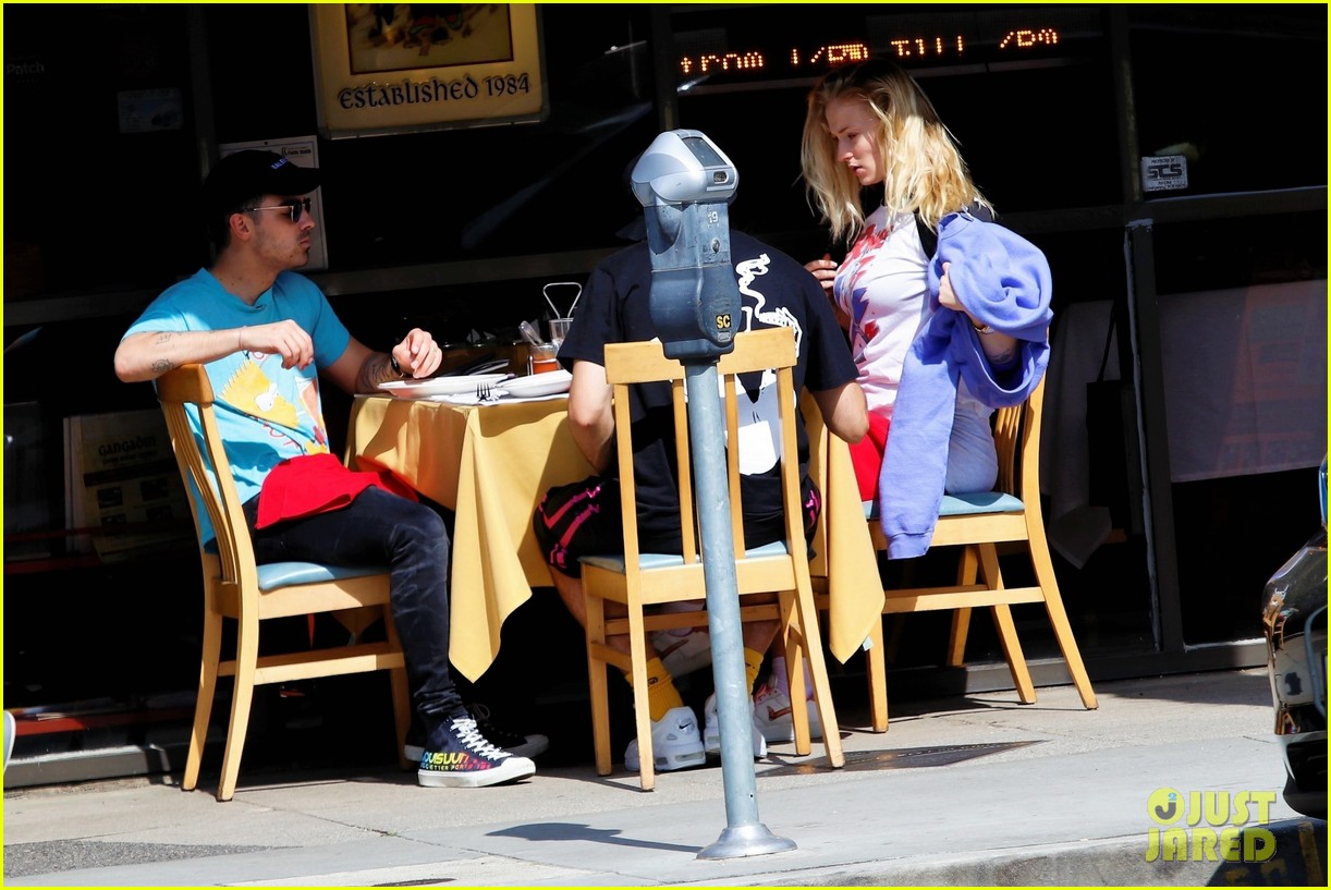 joe jonas gets handsy with sophie turner on lunch outing 34