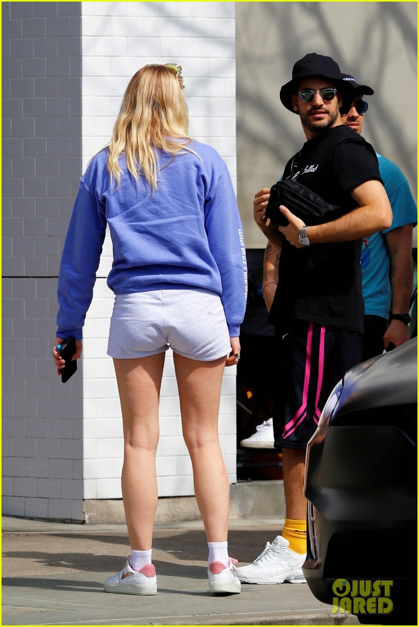 joe jonas gets handsy with sophie turner on lunch outing 36