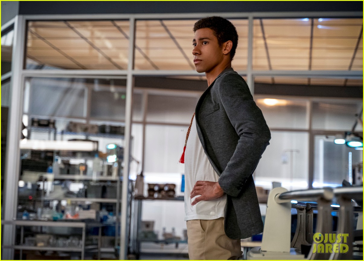 keiynan lonsdale suits up as kid flash again on the flash 09