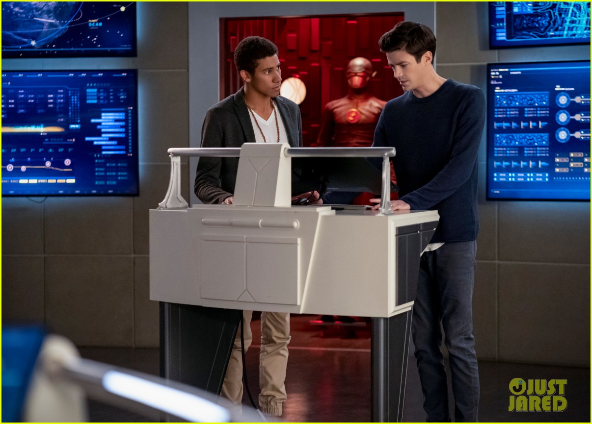 keiynan lonsdale suits up as kid flash again on the flash 10