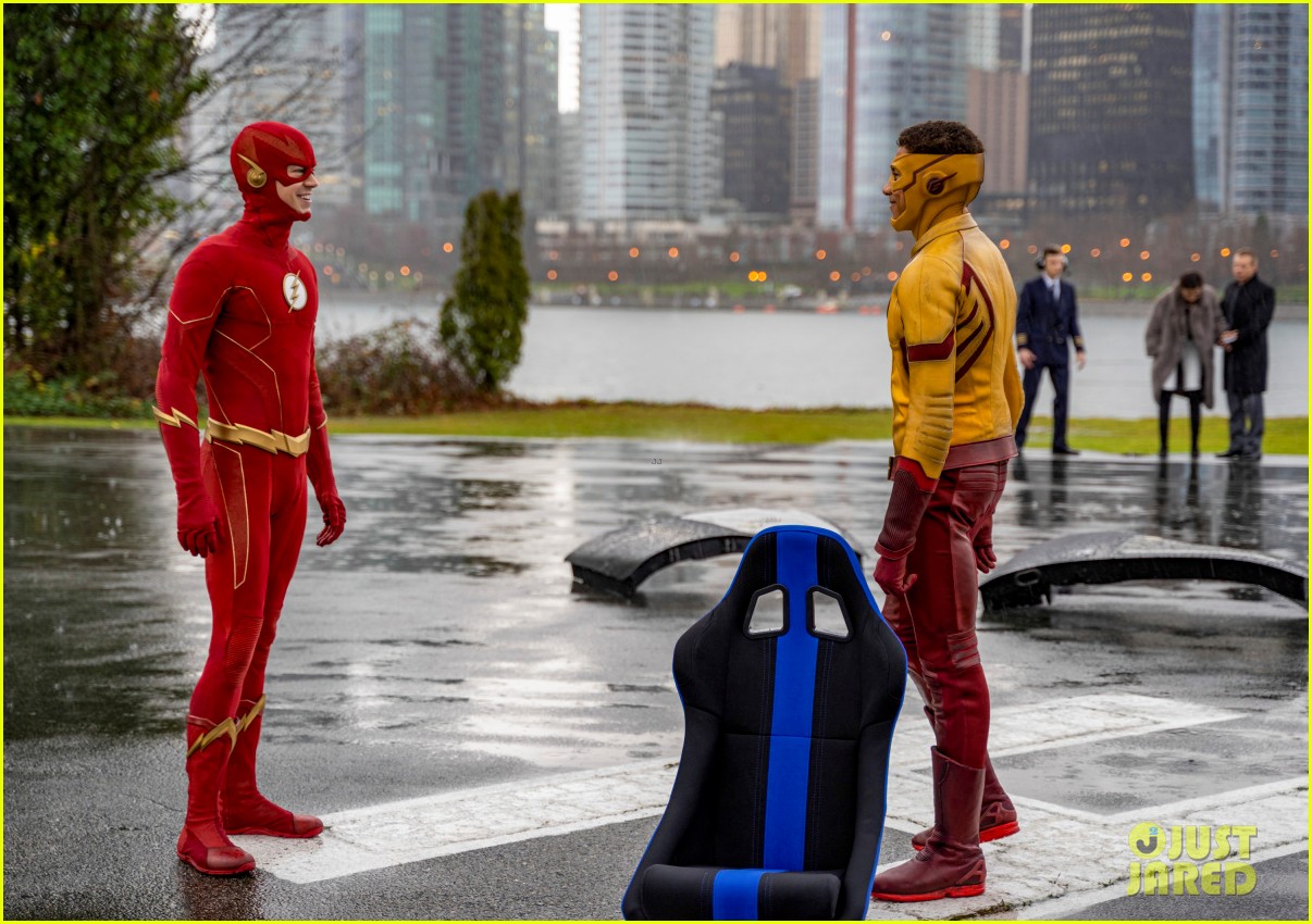 keiynan lonsdale suits up as kid flash again on the flash 11