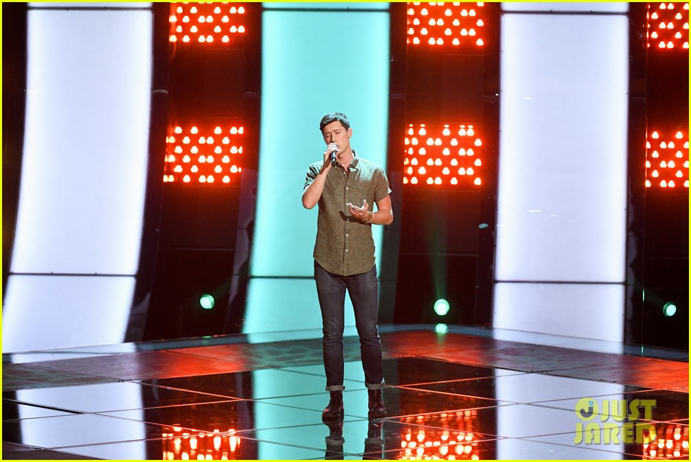 micah iverson picks first choice kelly clarkson for his the voice coach 01