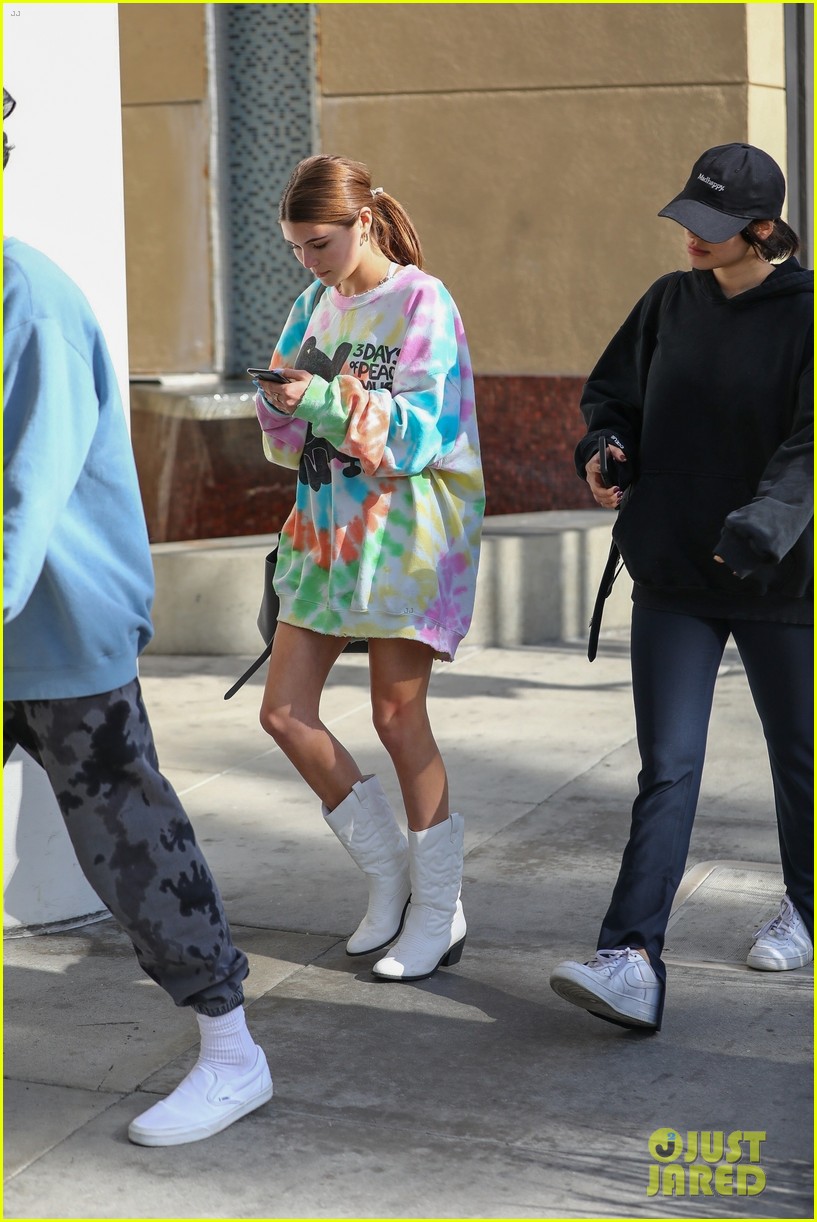 olivia jade gets lunch with friends 01