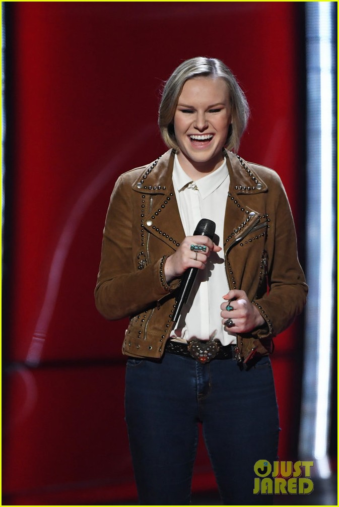 kelly clarkson lands country singer sara collins on the voice 01