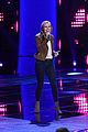 kelly clarkson lands country singer sara collins on the voice 03