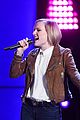 kelly clarkson lands country singer sara collins on the voice 05