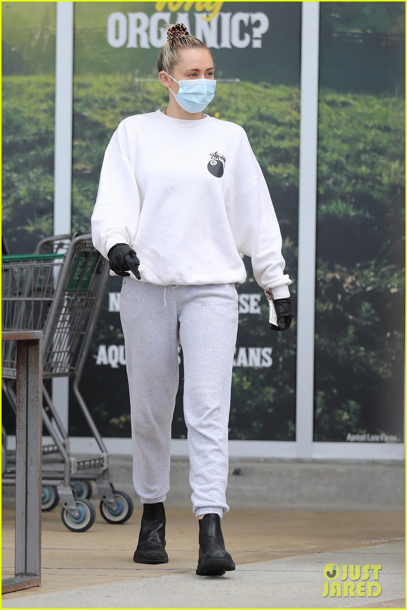 miley cyrus cody simpson stay safe in masks grocery shopping 01