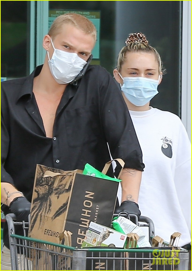 miley cyrus cody simpson stay safe in masks grocery shopping 02