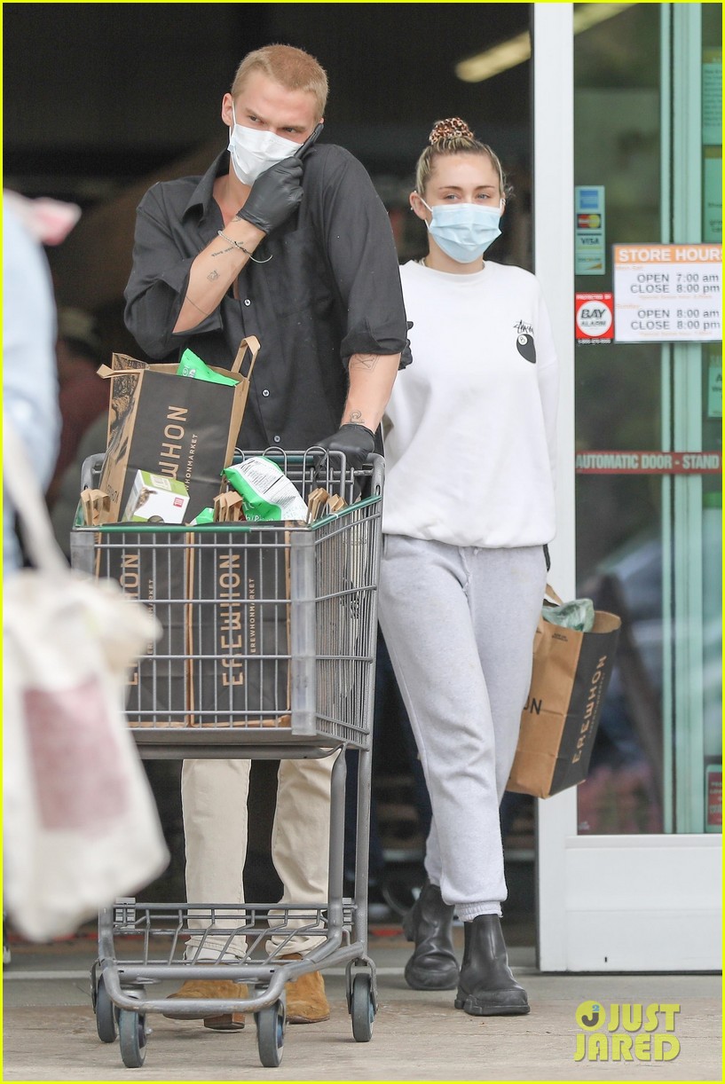 miley cyrus cody simpson stay safe in masks grocery shopping 03