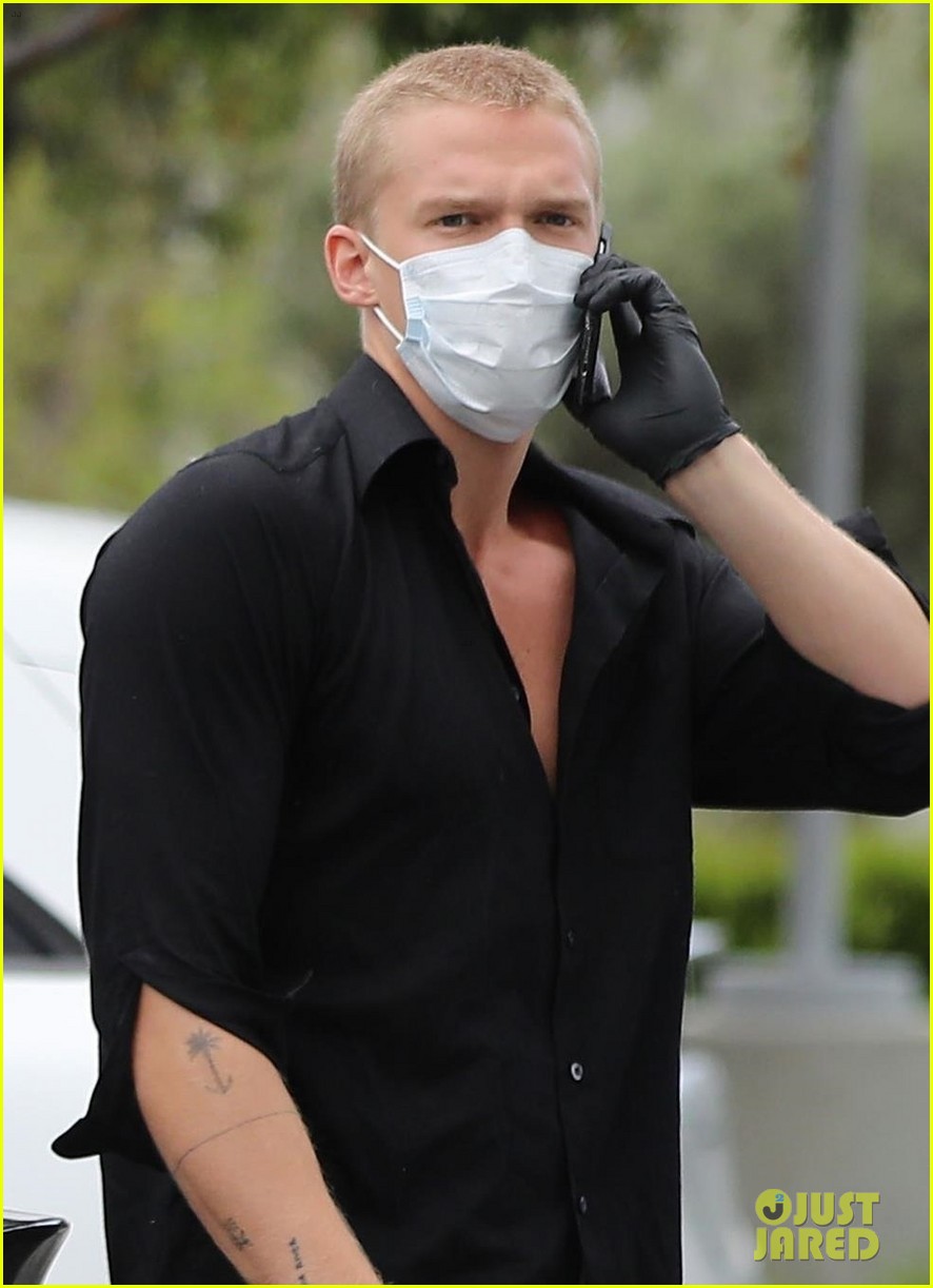 miley cyrus cody simpson stay safe in masks grocery shopping 07
