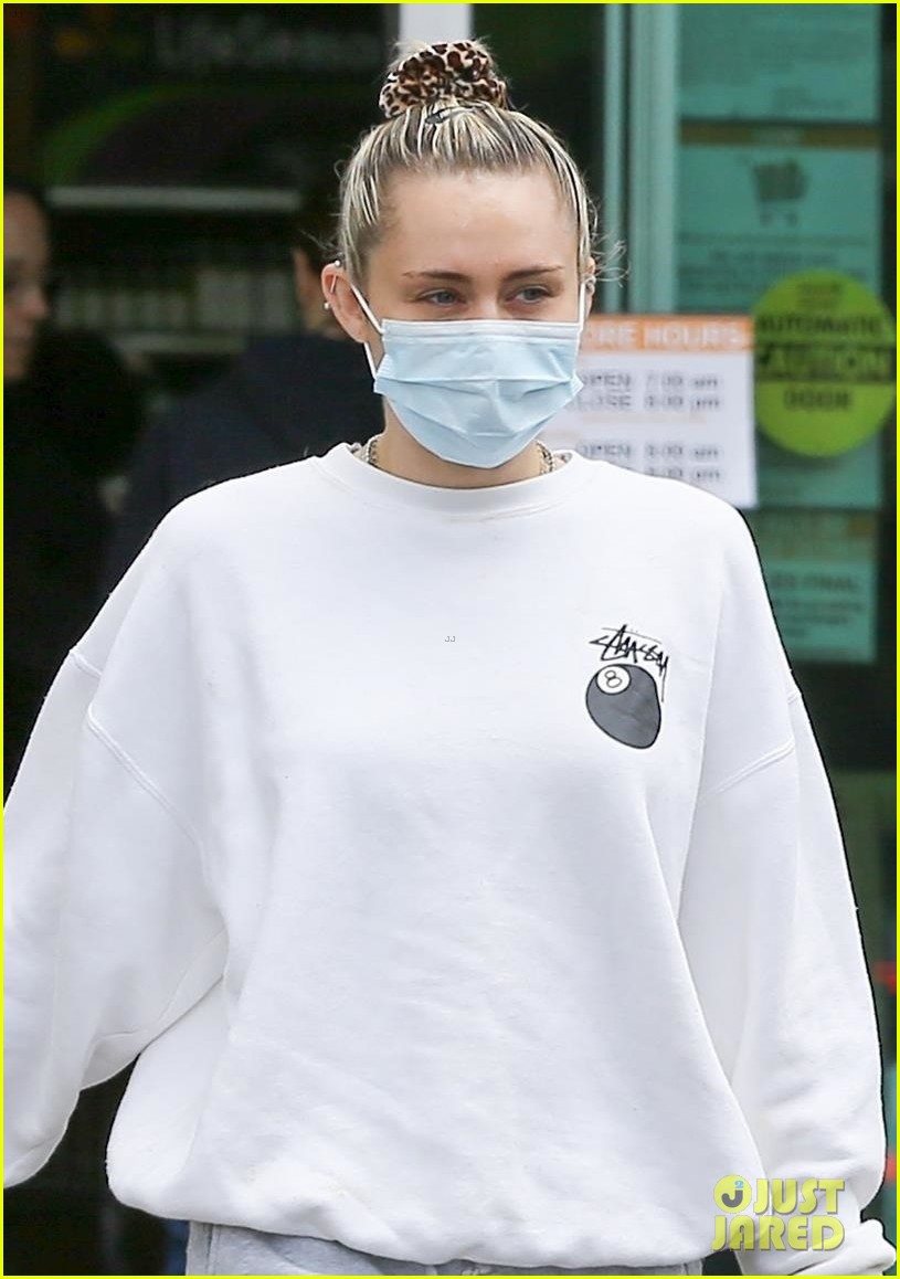 miley cyrus cody simpson stay safe in masks grocery shopping 09