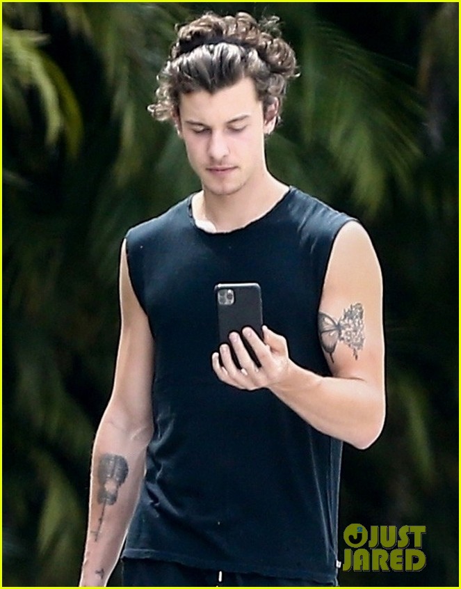 shawn mendes shows bicep tattoo morning stroll 02