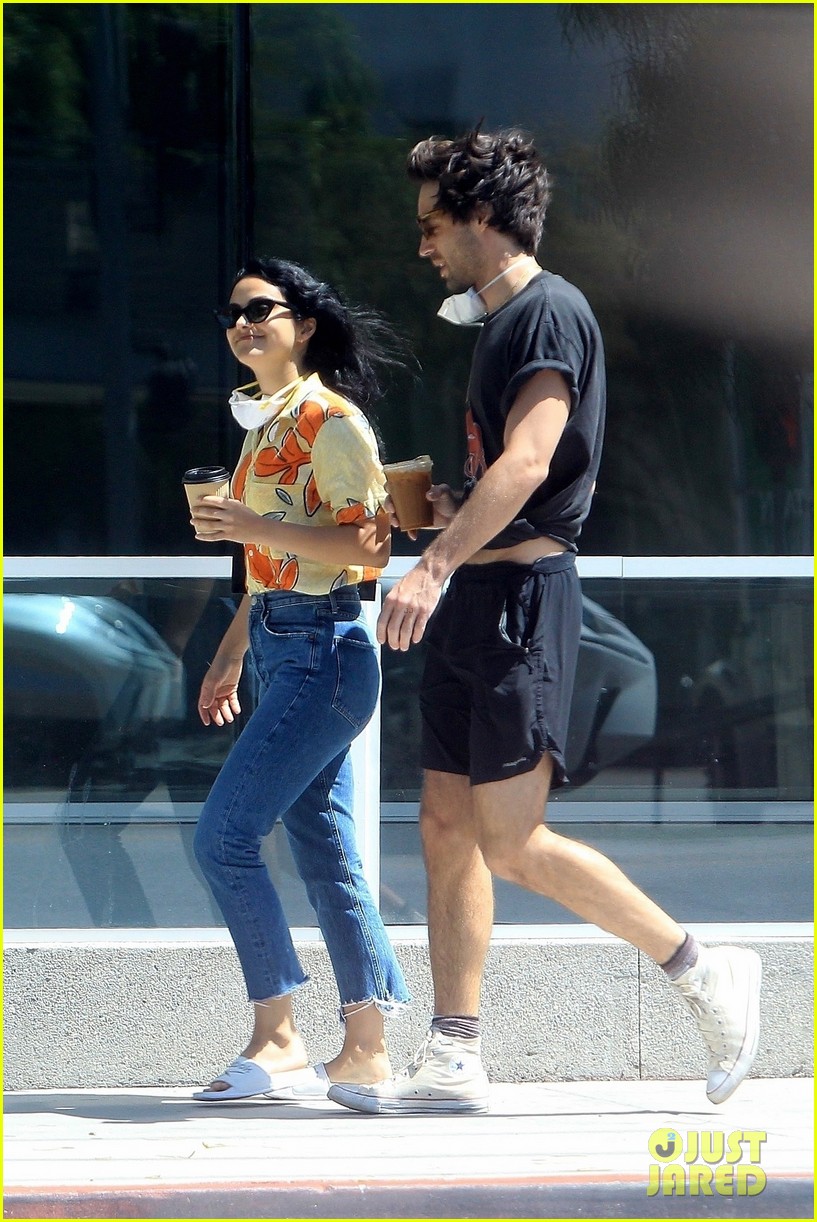 camila mendes picks up coffee to go with grayson vaughan 03