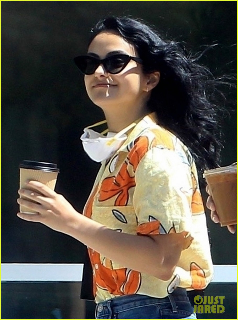 camila mendes picks up coffee to go with grayson vaughan 04