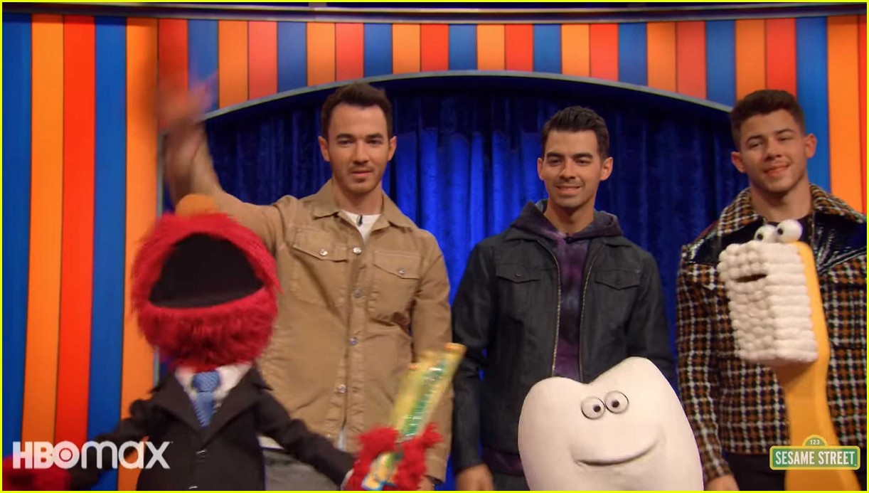 jonas brothers sing about brushing your teeth in not too with elmo preview 03