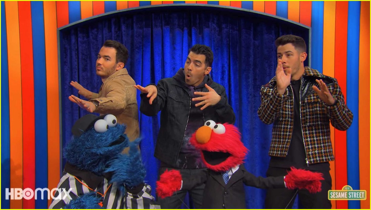 jonas brothers sing about brushing your teeth in not too with elmo preview 04