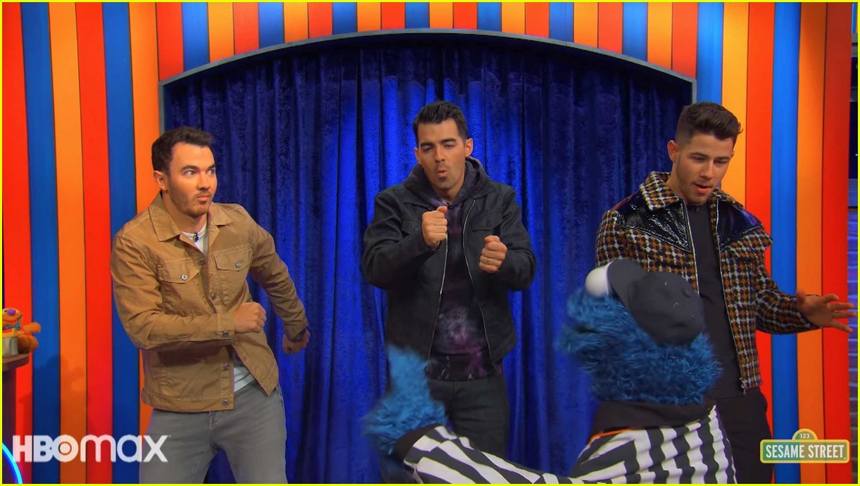 jonas brothers sing about brushing your teeth in not too with elmo preview 05