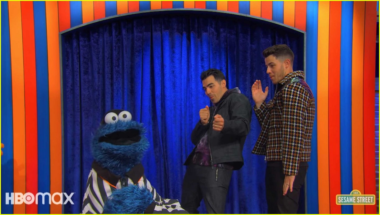 jonas brothers sing about brushing your teeth in not too with elmo preview 07