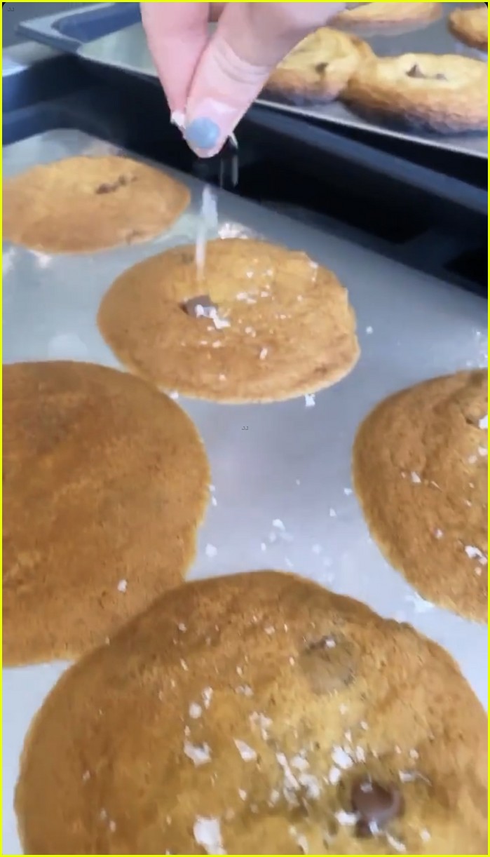 sophie turner helps shirtless joe jonas bake cookies 01