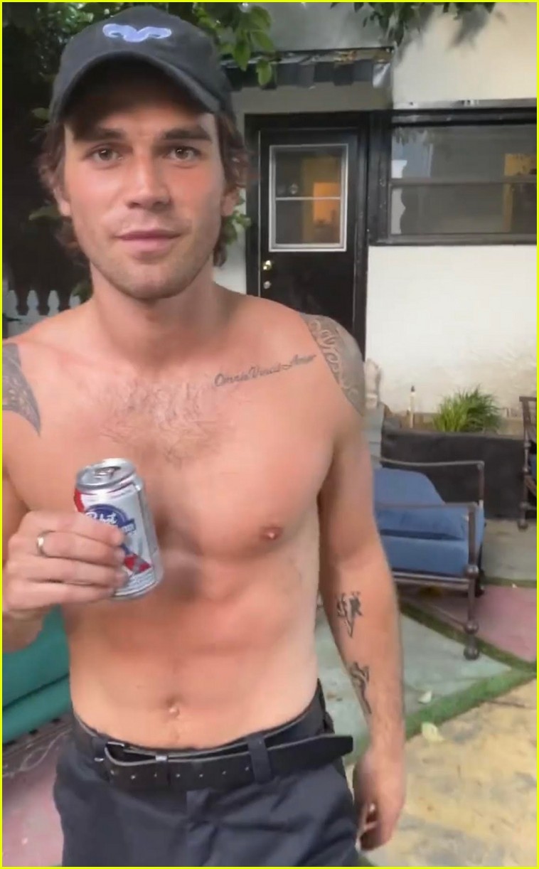 kj apa challenges drew ray tanner to handstand push up competition 02