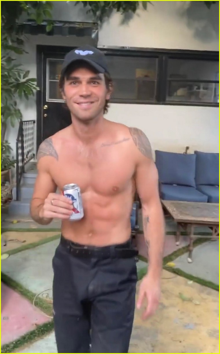 kj apa challenges drew ray tanner to handstand push up competition 03