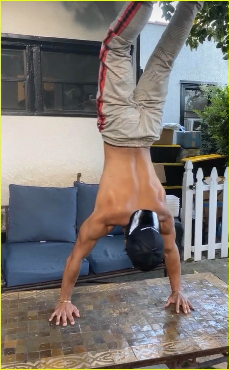 kj apa challenges drew ray tanner to handstand push up competition 05