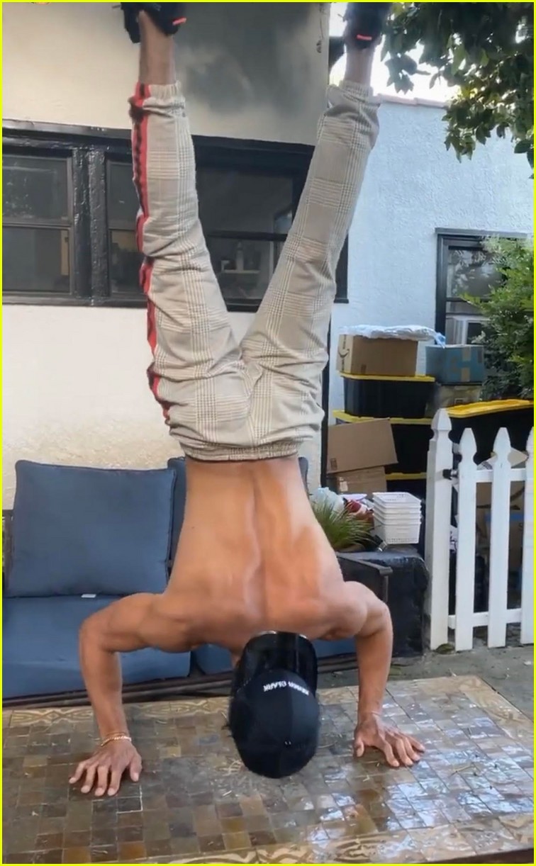 kj apa challenges drew ray tanner to handstand push up competition 06