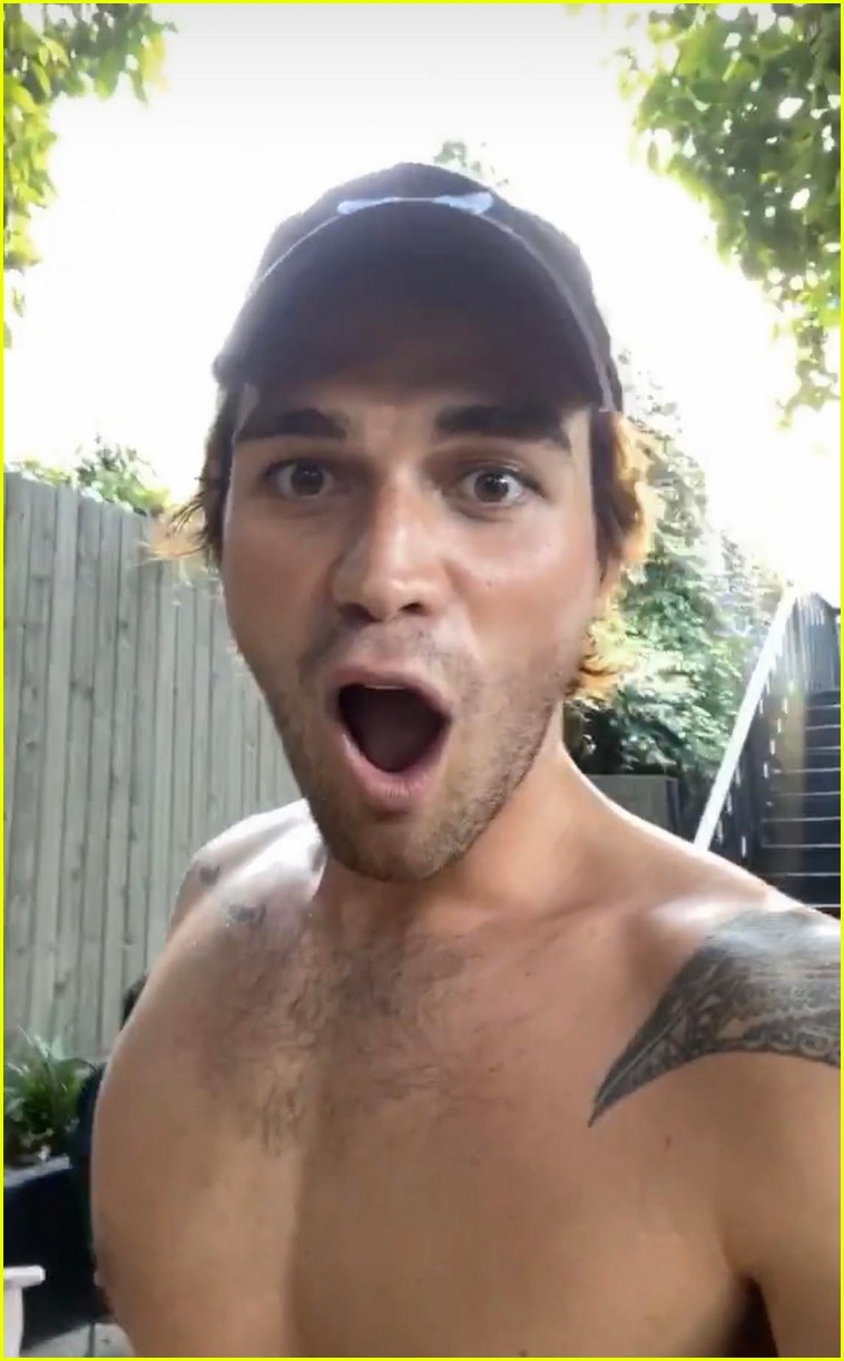 kj apa challenges drew ray tanner to handstand push up competition 07