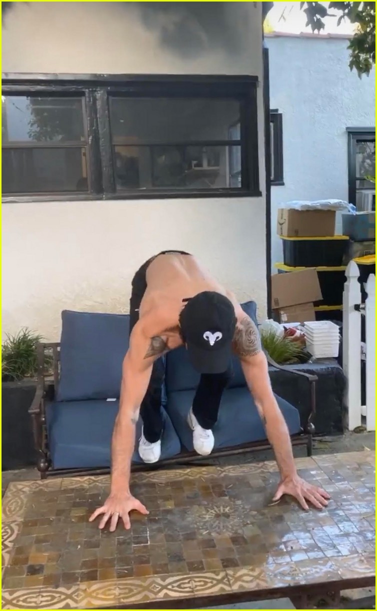 kj apa challenges drew ray tanner to handstand push up competition 09