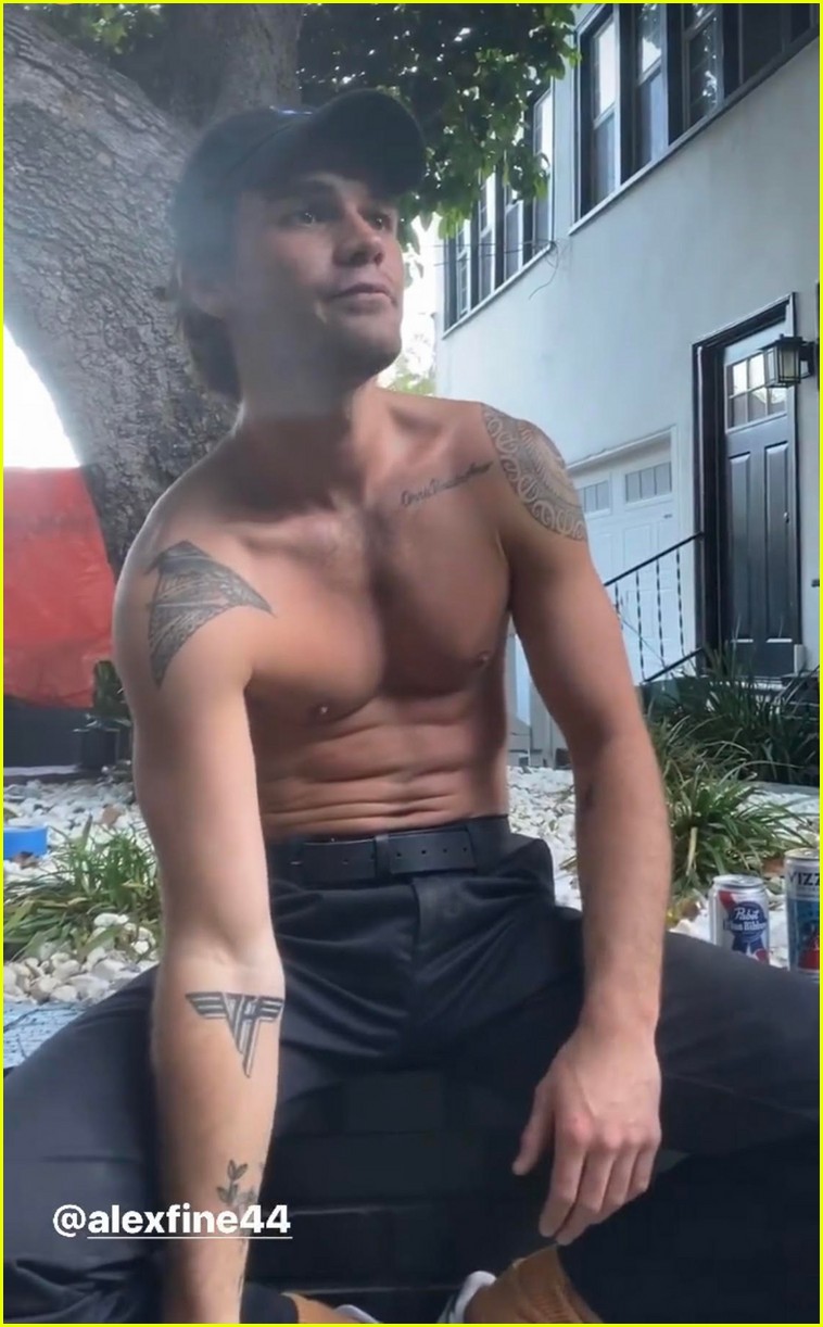 kj apa challenges drew ray tanner to handstand push up competition 10