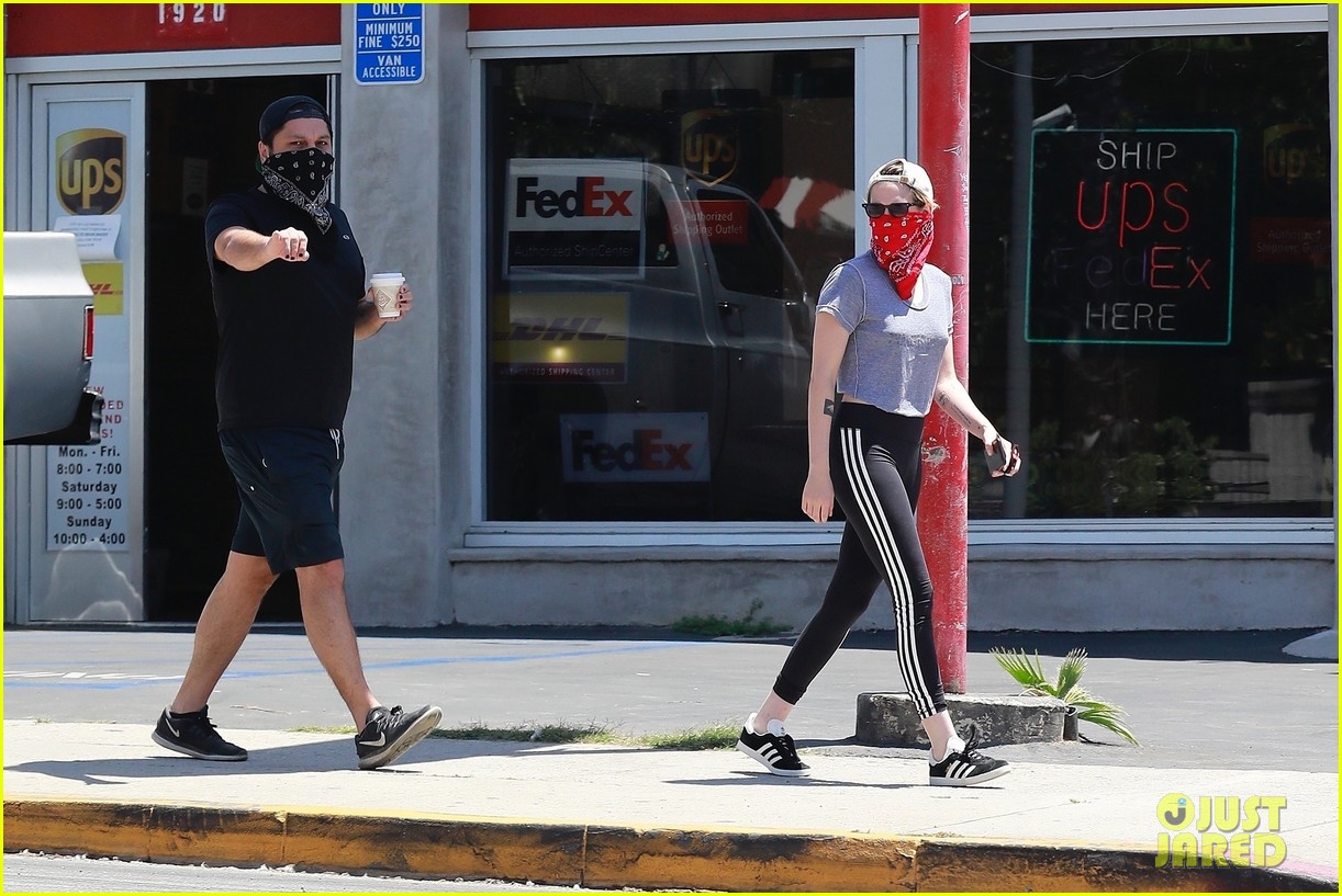 kristen stewart wears red bandana over her face on coffee run 05