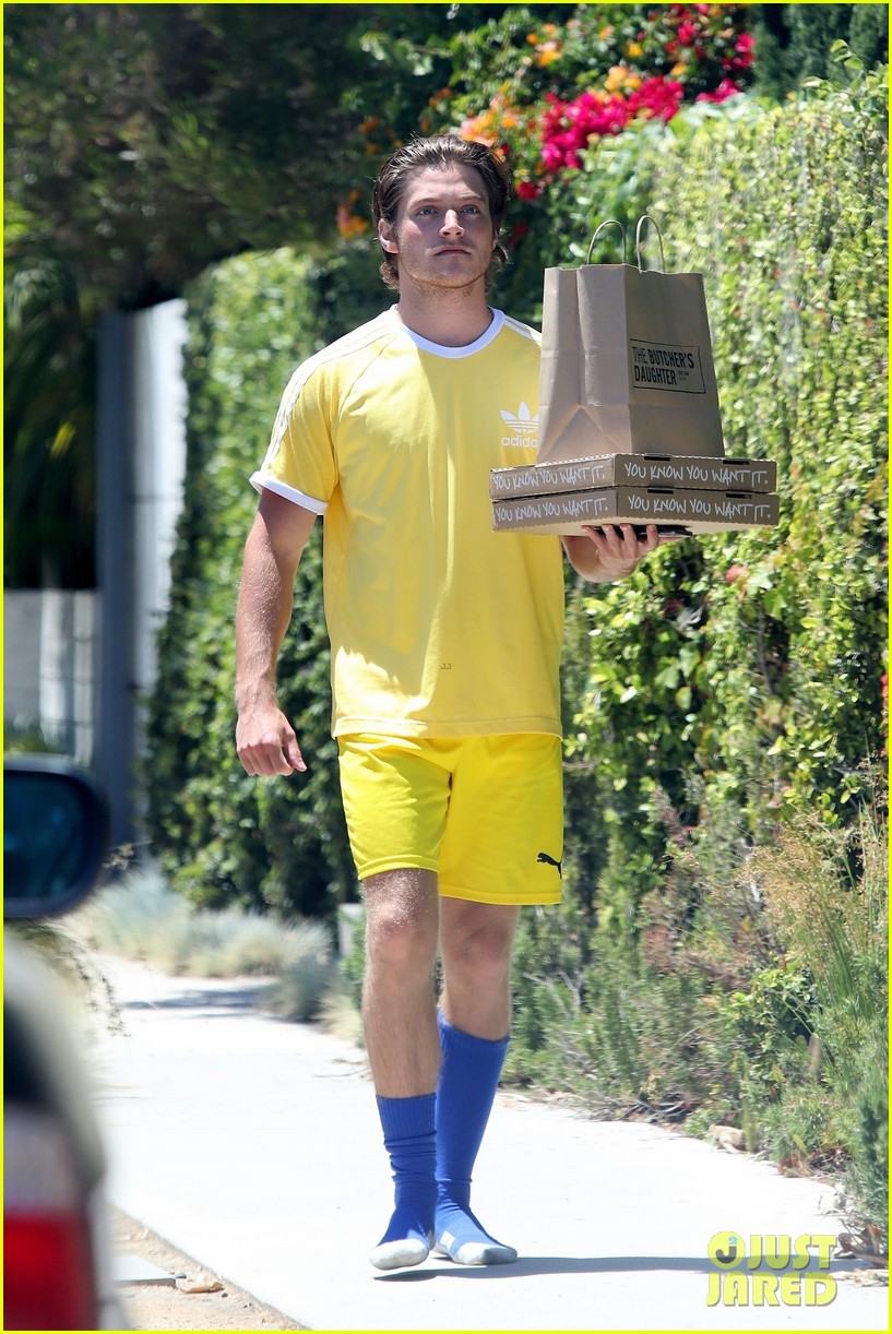 richard madden take out lunch froy gutierrez 11