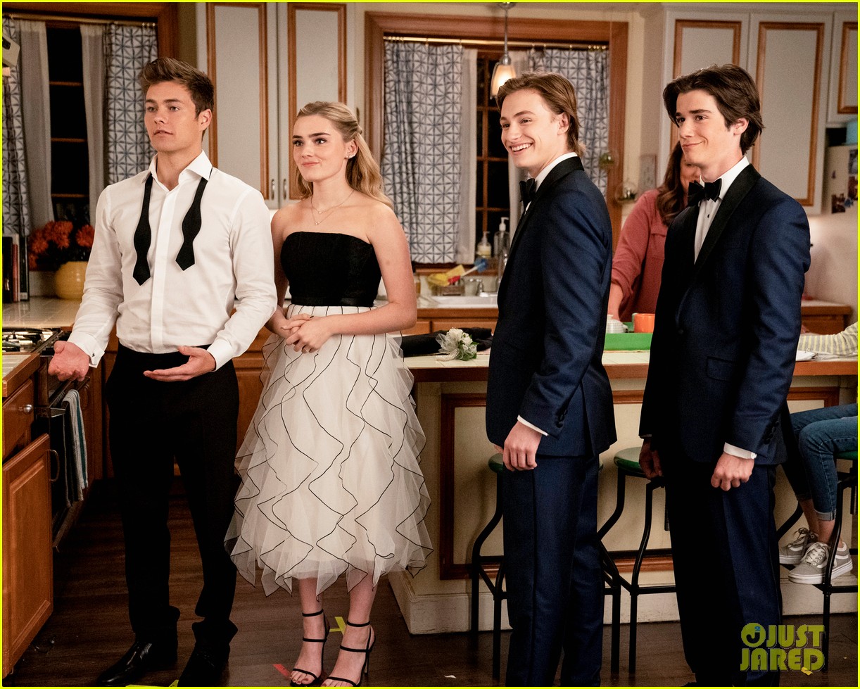 meg donnelly peyton meyer heading to prom on american housewife season finale 05