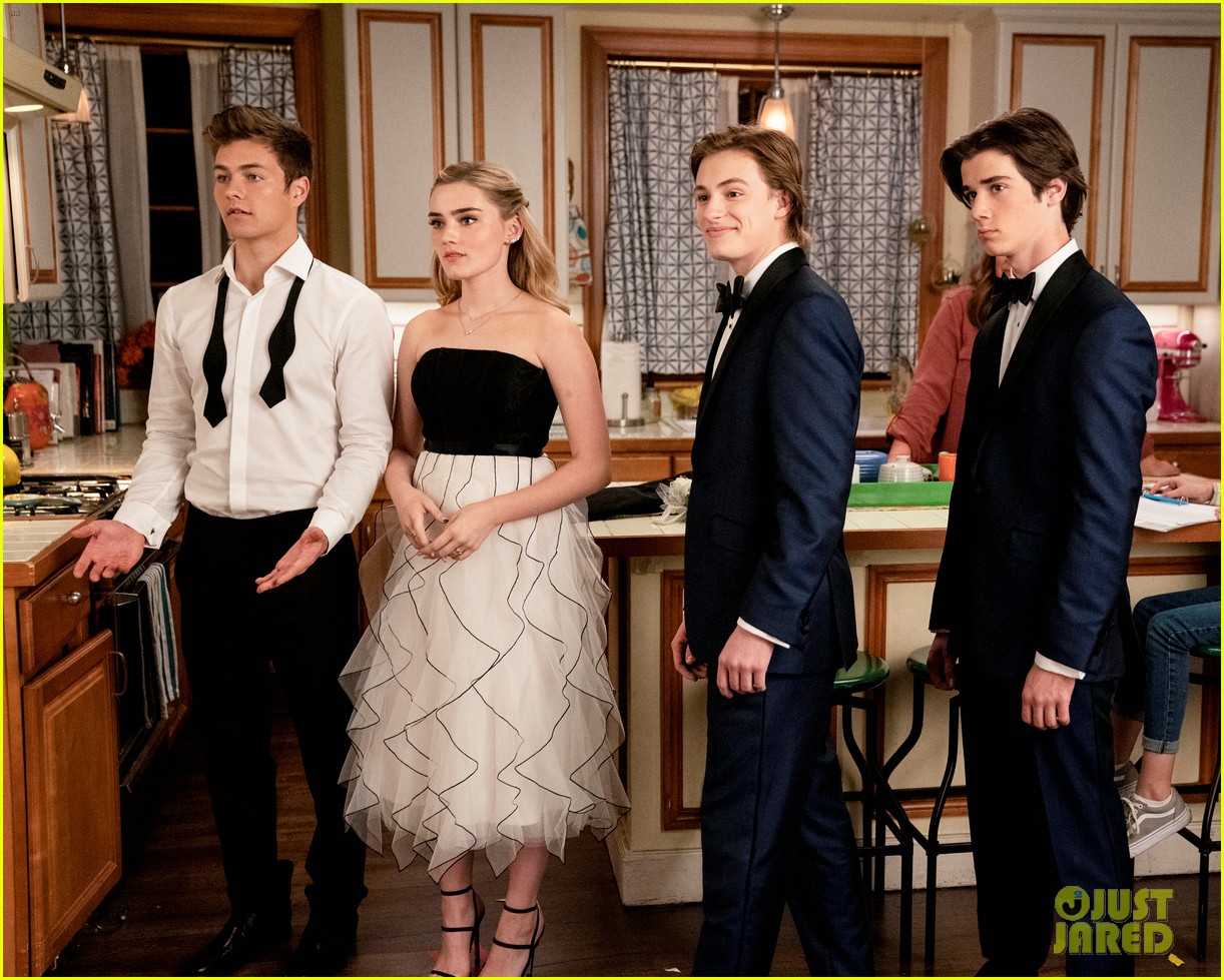 meg donnelly peyton meyer heading to prom on american housewife season finale 13