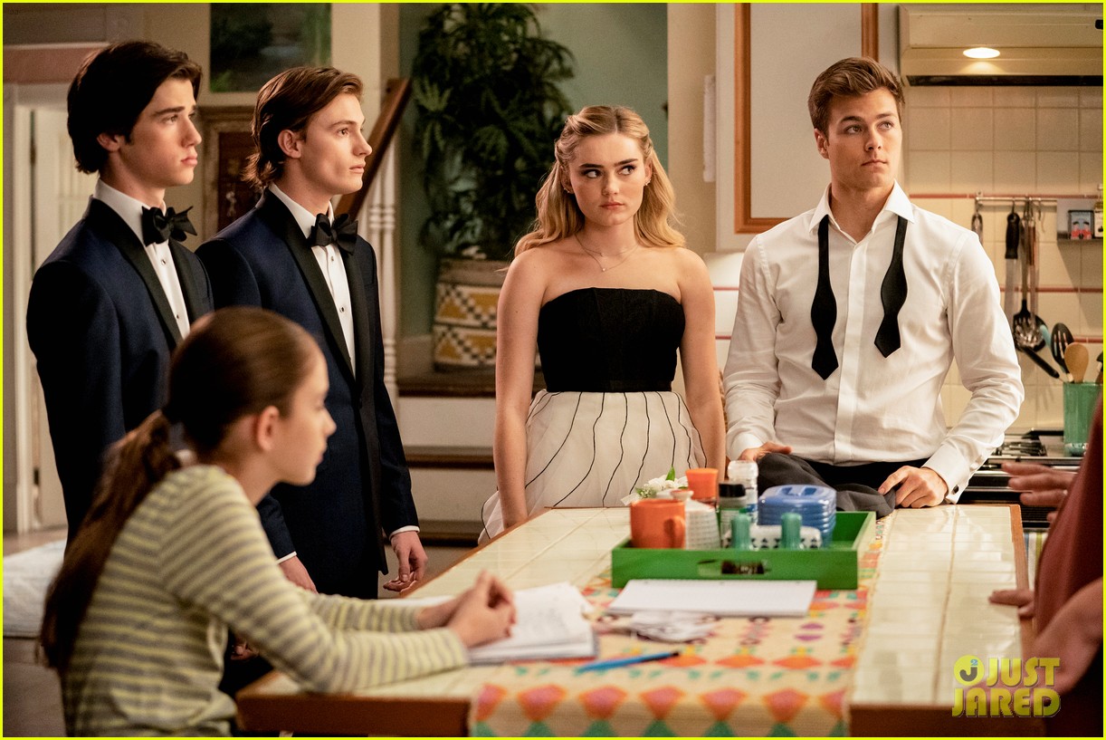 meg donnelly peyton meyer heading to prom on american housewife season finale 17