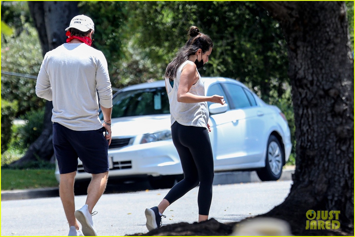 pregnant lea michele goes for hike with zandy reich mom 32