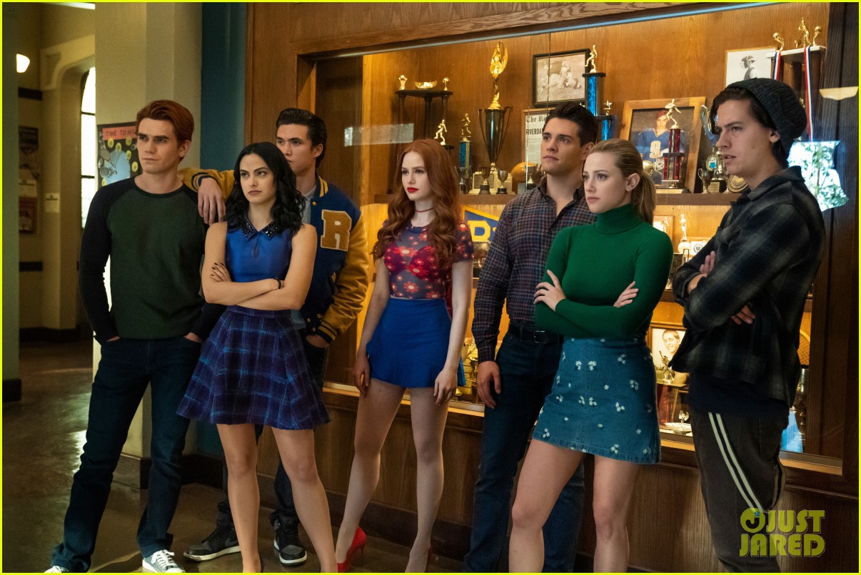 the gang is all together on riverdale season 4 finale 02