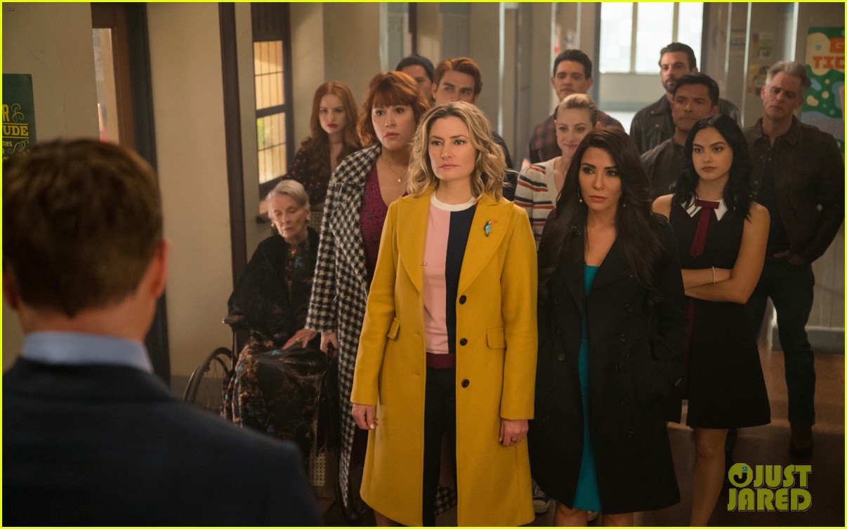 the gang is all together on riverdale season 4 finale 03