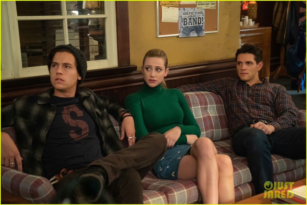 the gang is all together on riverdale season 4 finale 05