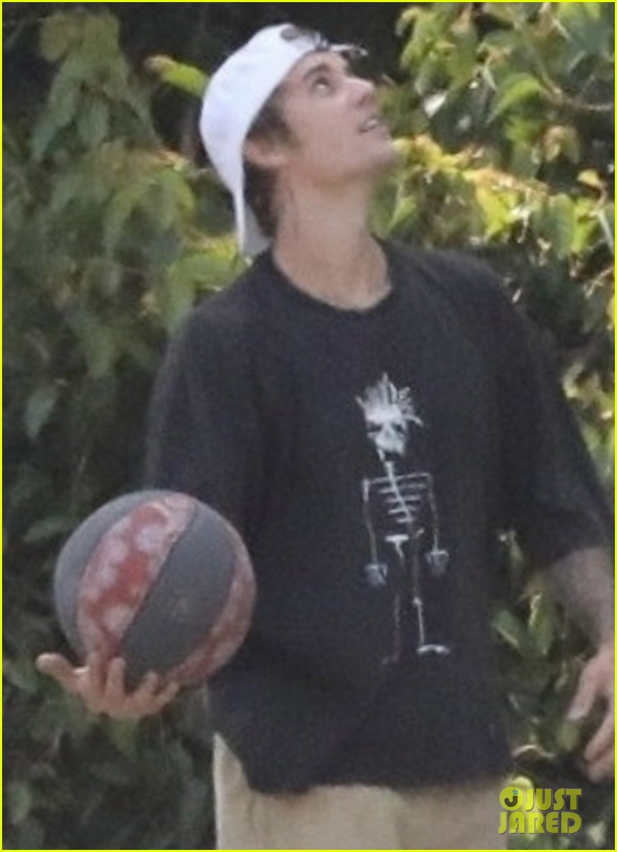 justin bieber works on his basketball skills in beverly hills 02