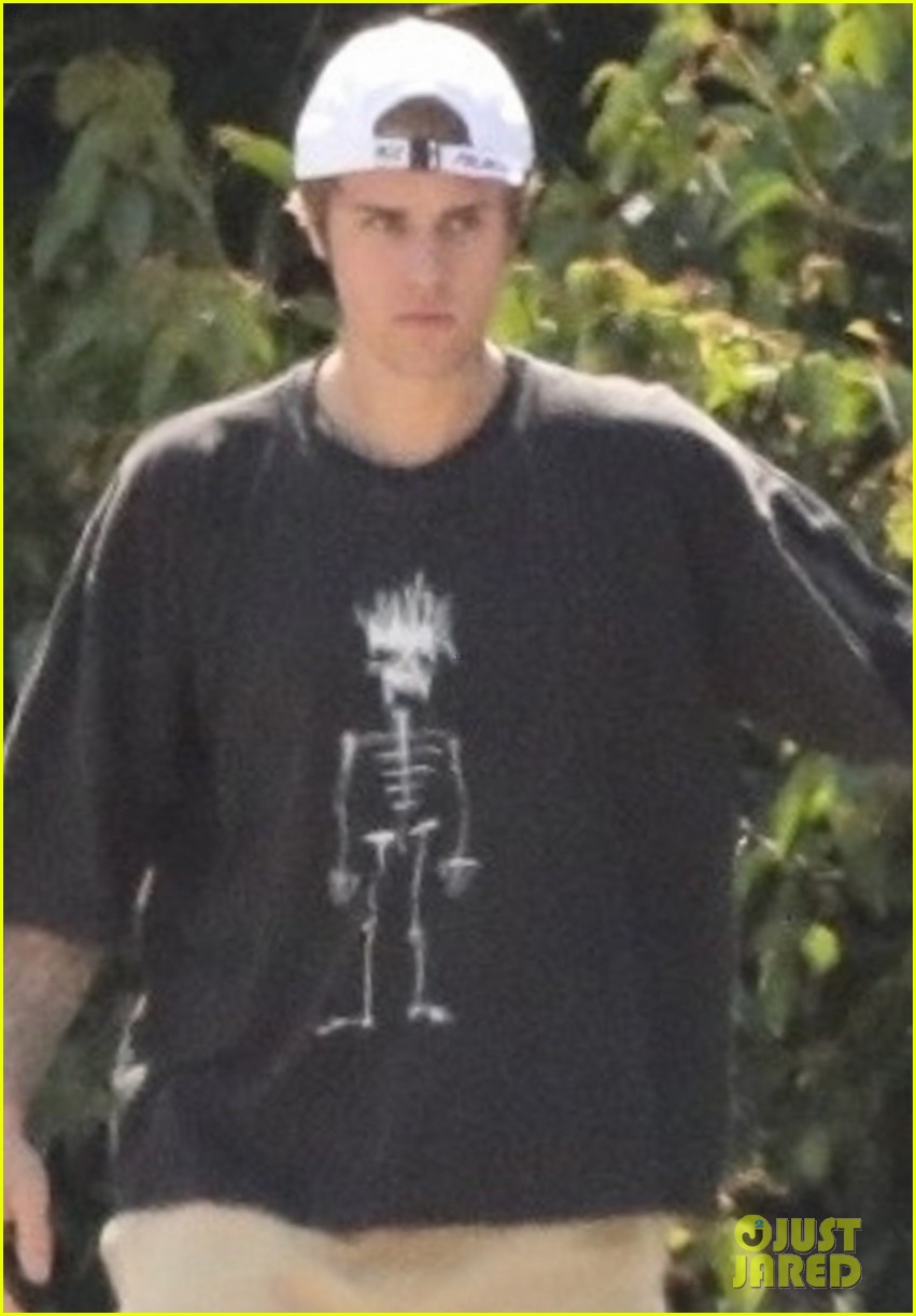 justin bieber works on his basketball skills in beverly hills 04