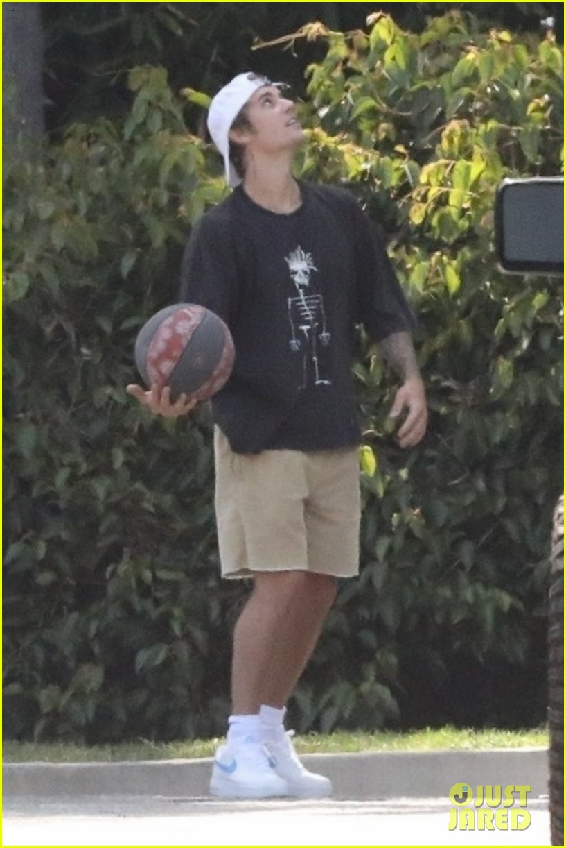 justin bieber works on his basketball skills in beverly hills 06