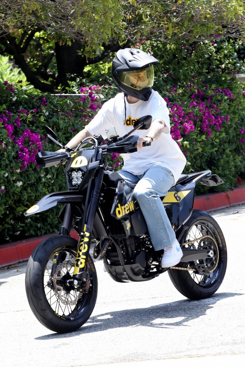 justin bieber cycle ride drink pick up 04