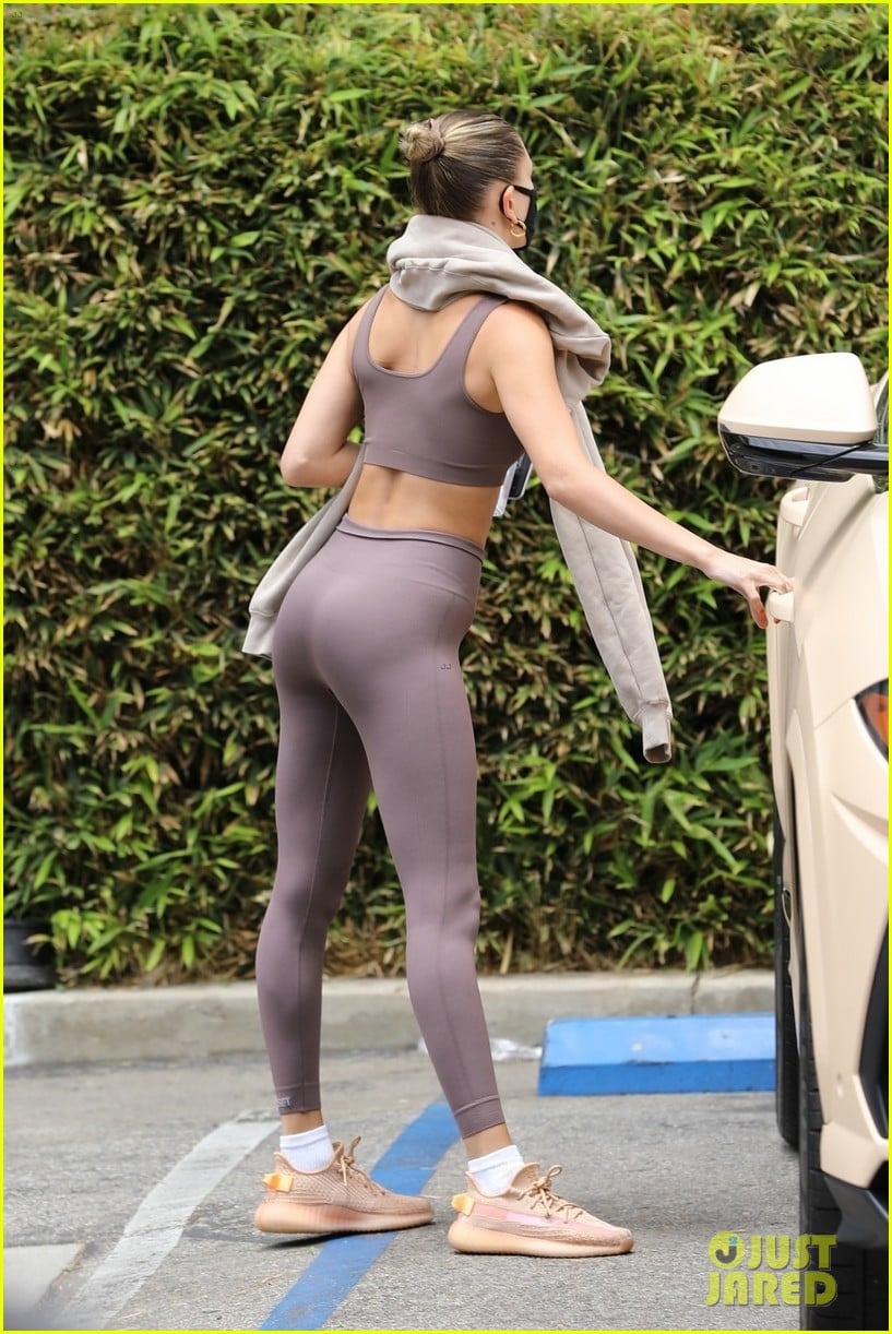 Hailey Baldwin  Outfits with leggings, Sports leggings outfit, Workout  outfit