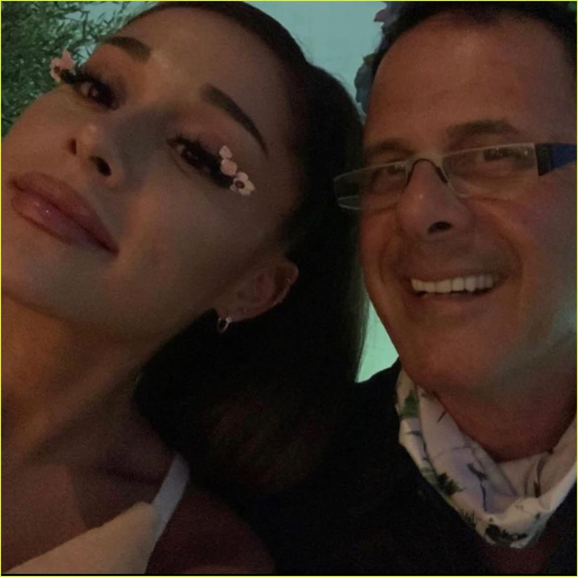 ariana grande gets a kiss from dalton gomez midsommar party 09
