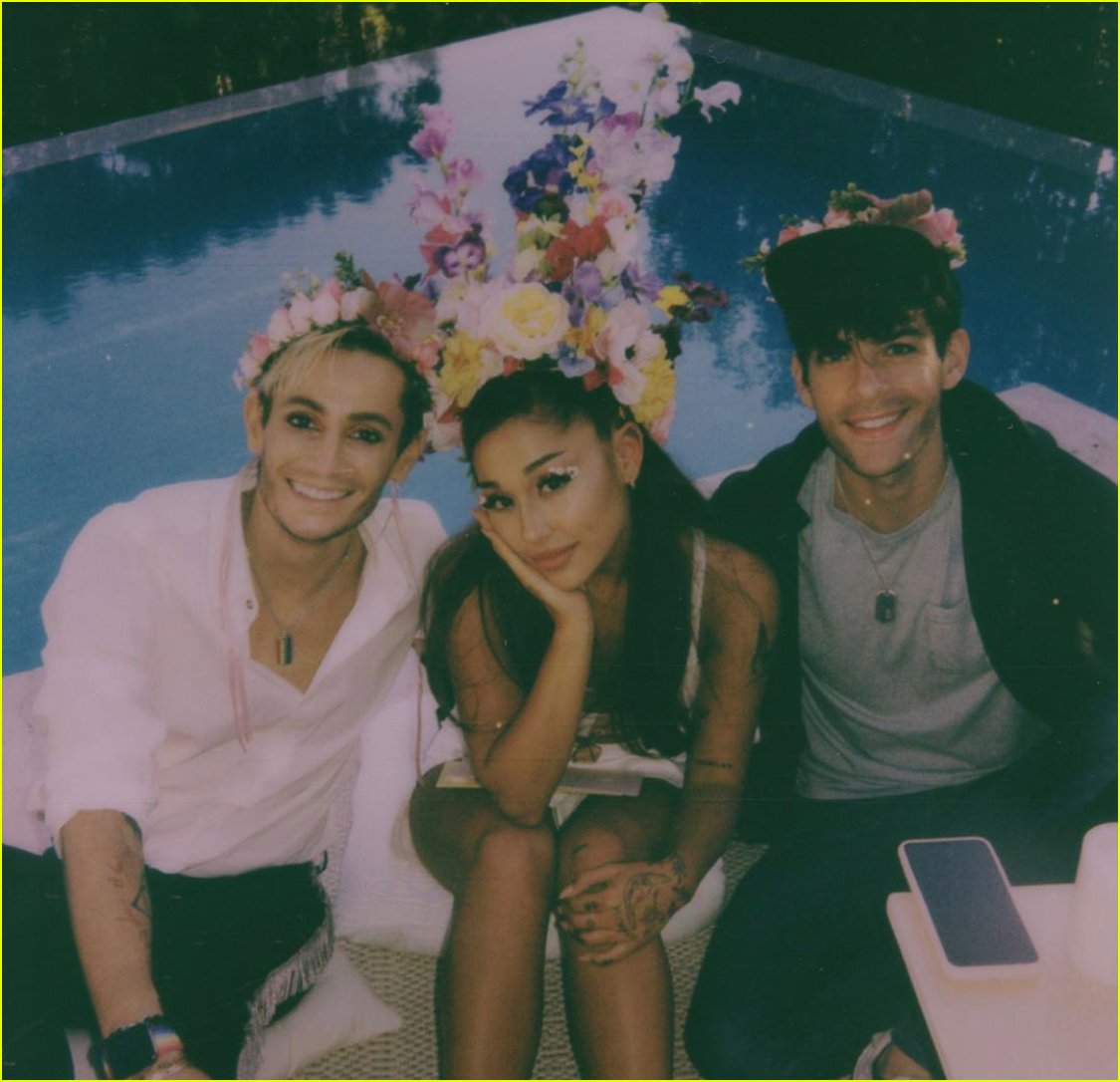 ariana grande gets a kiss from dalton gomez midsommar party 11